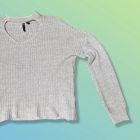 Cut out sweater with dolman sleeves - Picture 3 of 7